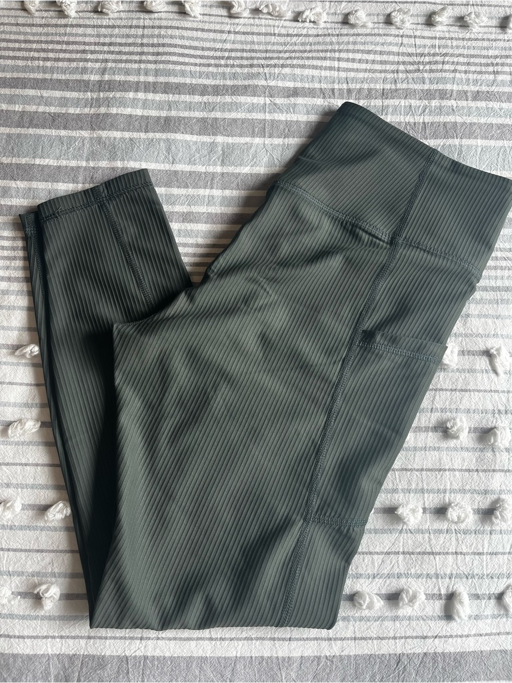 Old Navy High-Waisted PowerSoft 7/8 Ribbed Pocket Leggings in Olive Green